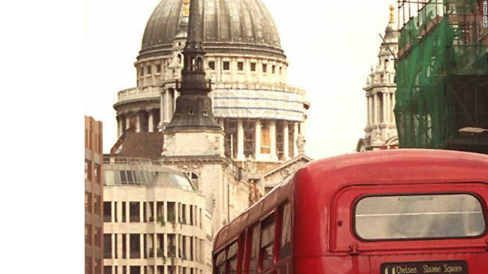An old Routemaster wending its way east towards St Paul&#39;s Cathedral.