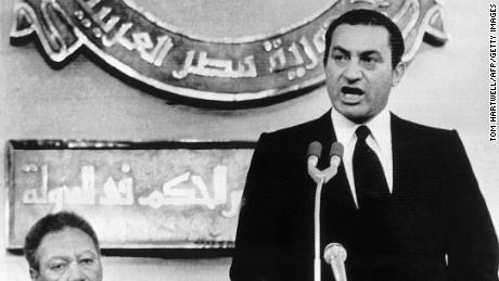 Moubarak, à droite, a prêté serment en tant que successeur d'Anwar Sadat le 14 octobre 1981, devenant ainsi le quatrième président égyptien.