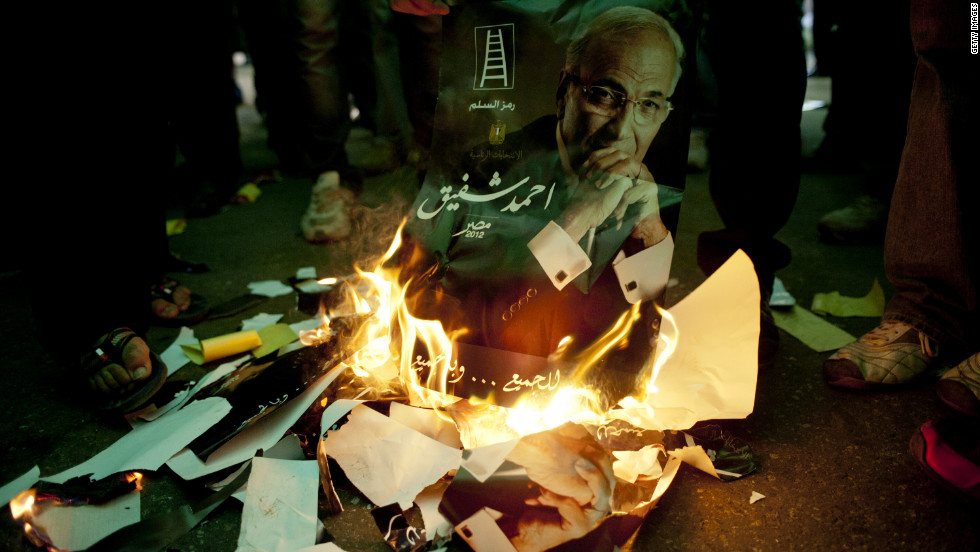 Egyptians burn the likeness of presidential candidate and former Prime Minister Ahmed Shafik in Cairo on Friday, the eve of the nation&#39;s presidential election.