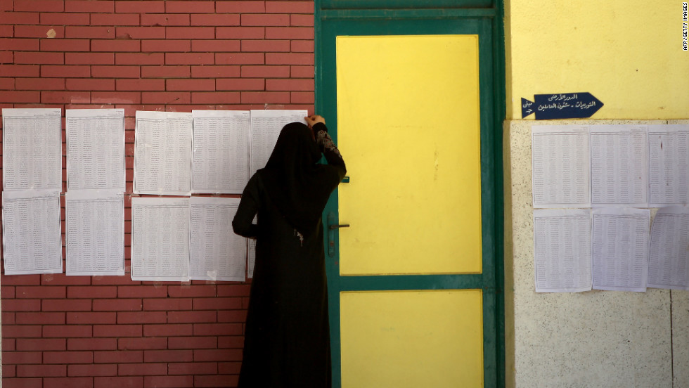 A veiled Egyptian woman looks for her name on the registered voters&#39; list in the city of Zagazig.