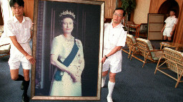 Deux marins de la Royal Navy portent un portrait de la reine Elizabeth à travers les forces britanniques. Le siège de Hong Kong alors que ses photos sont prises avant la livraison de Hong Kong en 1997.