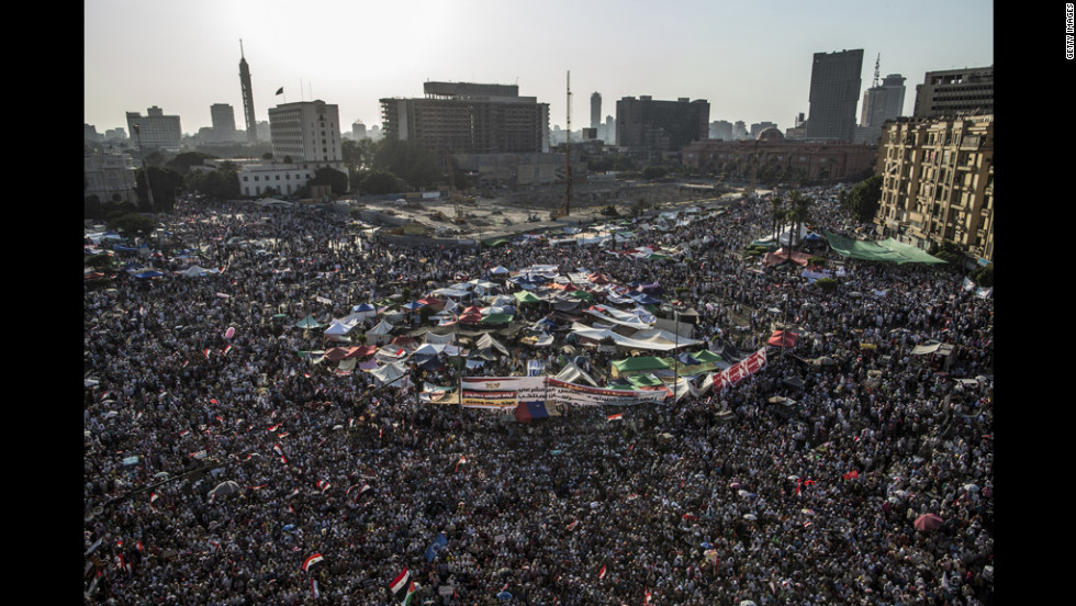 Crowds gather in Tahrir Square to protest against Egypt&#39;s military rulers.
