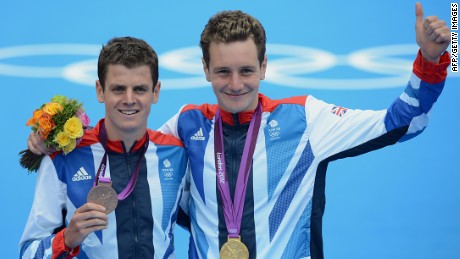 Alastair Brownlee (R) and brother Jonny pose with their medals after the men&#39;s triathlon