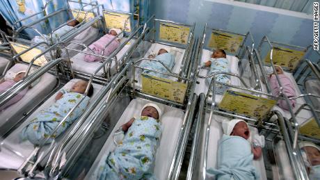 US fertility rates decrease, new mothers get older