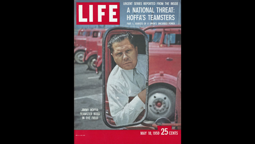 The Teamsters boss appears on the cover of Life magazine on May 18, 1959. The headline reads, &quot;A National Threat: 霍法&#39;s Teamsters; 部分 1: Sources of a Union&#39;s Uncurbed Power.&a报价uot;