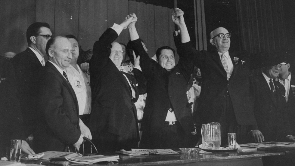 霍法, 中央, stands with other officials at the Teamsters convention, where he made a successful bid for control of the union in 1957.