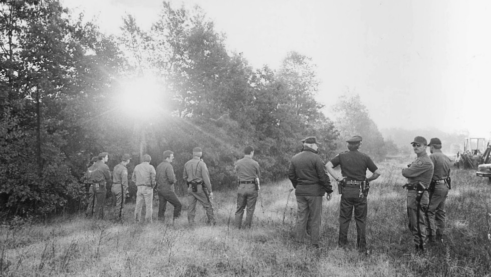Police sweep a field in Waterford Township, 密西根州, in search of Hoffa&#39;s body in July 1975.  