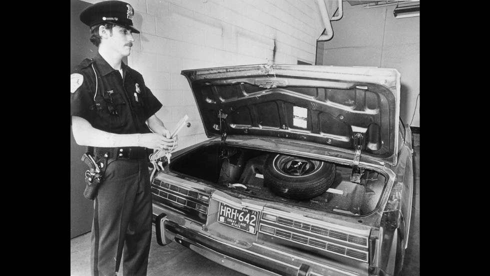  A Bloomfield Township, ミシガン, police officer stands beside Hoffa&#39;s car after the former labor leader&#39;s disappearance in July 1975. Hoffa was last seen at a restaurant in suburban Detroit on July 30, 1975.