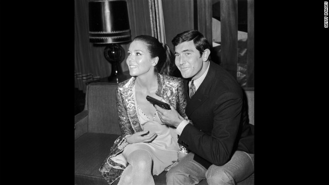 George Lazenby, der James Bond spielte, und Rigg, der Teresa di Vicenzo spielte, während einer Pressekonferenz für "Im Geheimdienst Ihrer Majestät" in London im Oktober 1968. 