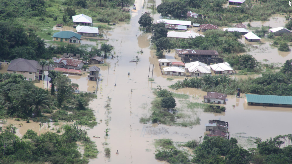 50 ナイジェリア北部の洪水で死亡し、多くの人が家を追われた