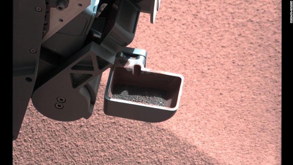 The rover&#39;s scoop contains larger soil particles that were too big to filter through a sample-processing sieve. After a full-scoop sample had been vibrated over the sieve, this portion was returned to the scoop for inspection by the rover&#39;s mast camera.