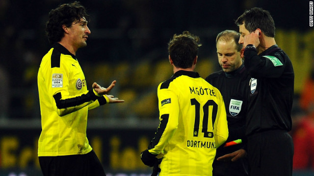Borussia Dortmund&#39;s Mats Hummels, left, and Mario Gotze confront referee Wolfgang Stark after Saturday&#39;s defeat.