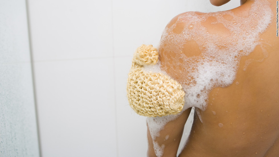 Пышка с натуральными сиськами принимает ванную на камеру и намыливает сочное тело