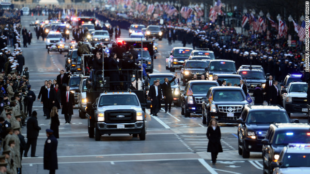 باراک اوباما ، رئیس جمهور ، در امتداد خیابان پنسیلوانیا در امتداد مسیر رژه در 57 سالگی مراسم تحلیف ریاست جمهوری در روز دوشنبه ، 21 ژانویه ، در واشنگتن دی سی قدم می گذارد.