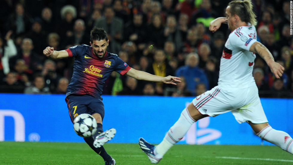 David Villa curled home Barca&#39;s third on 55 minutes to put his side into the lead for the first time overall in the tie. The striker latched onto Xavi&#39;s delicate pass before bending the ball into the far corner.