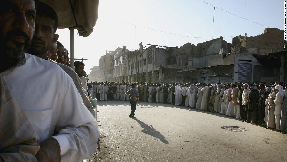 Iraqi Shiite faithful gather in Najaf on August 27, 2004, to mark the end of a battle. Rebel leader Muqtada al-Sadr ordered his fighters to lay down their arms in a peace deal brokered by Iraq&#39;s most revered Shiite cleric, Grand Ayatollah Ali al-Sistani.