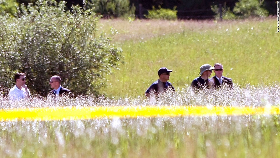 FBI agents search a field for Hoffa&#39;s remains on Monday, 六月 17, 2013, in Oakland Township, 密西根州, outside Detroit. Alleged mobster Tony Zerilli tipped off the police, and a source close to the case said the information provided was &quot;highly credible.&报价;