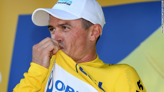 Australia&#39;s Simon Gerrans kisses his overall leader yellow jersey on the podium at the end of the 25 km team time-trial.