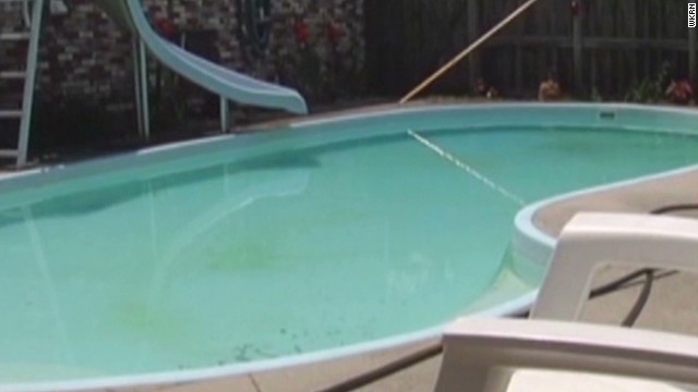Skinny-dipping woman distracts homeowner during robbery 