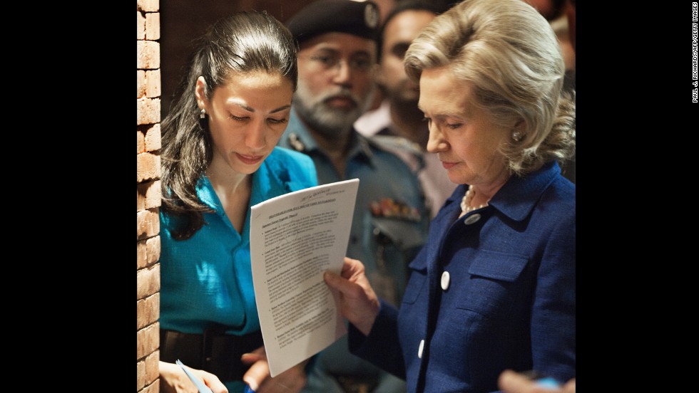 Abedin, Clinton&#39;s deputy chief of staff, helps prep Clinton with speech notes on July 19, 2010, before an interview on Pakistani TV in Islamabad.
