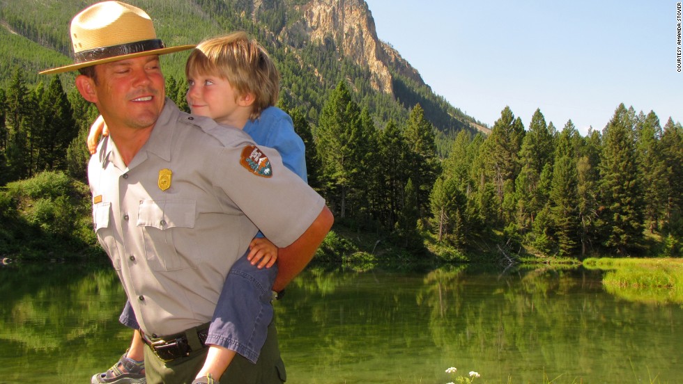 Meet our Yellowstone National Park ranger, Dan Hottle, and his 4-year-old son, Calder, shown here at Joffe Lake near the park&#39;s headquarters in Mammoth Hot Springs, 怀俄明州.