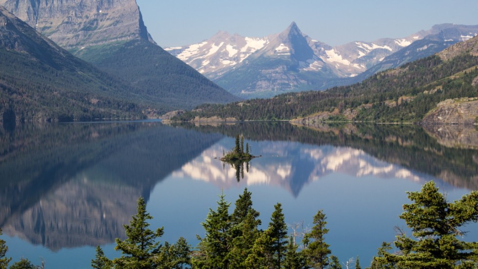 Hottle also loves visiting Glacier National Park in Montana, a nine-hour drive by car. &quot;Allí&#39;s a wildness about Glacier that makes it even more dangerous and adventurous than Yellowstone,&cotización; él dijo. Glacier&#39;s Wild Goose Island is shown here.