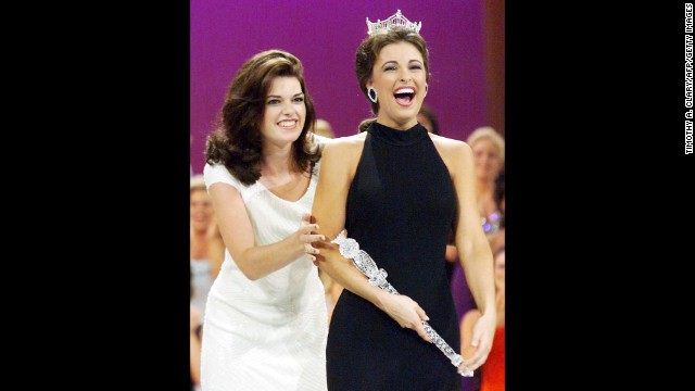 Miss America 1997 Kate Shindle crowns Miss Virginia Nicole Johnson as her successor at the 1998 Miss America contest.