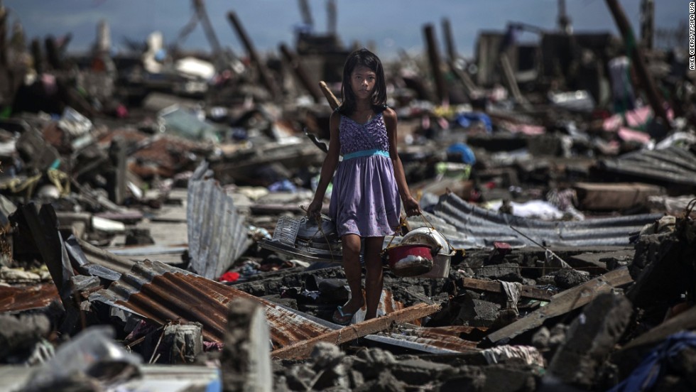 Nina Duran searches for belongings at her family&#39;s destroyed house in Tacloban on November 13.