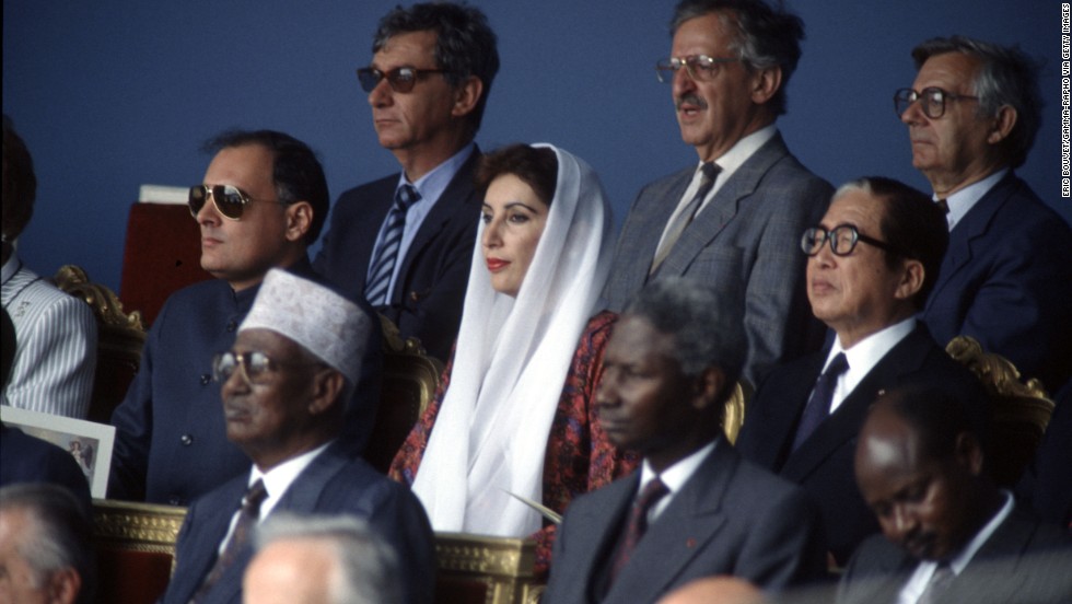 Benazir Bhutto with Rajiv Gandhi on her right in Paris on July 13, 1989. 