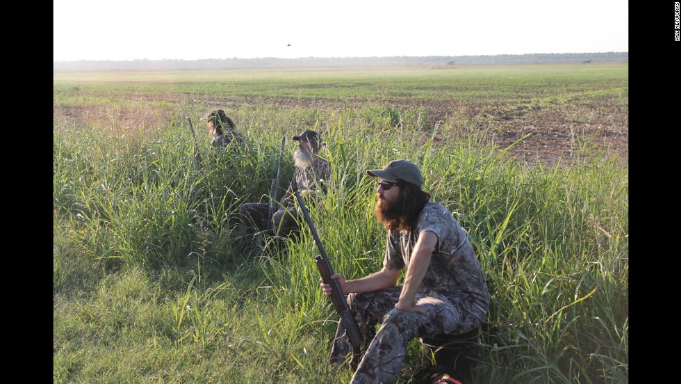 Phil, Si and Jase go dove hunting.