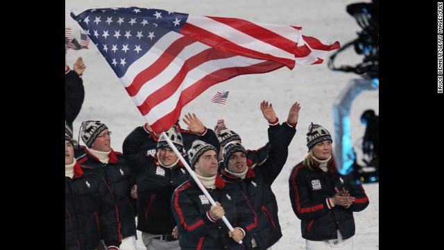 Mark Grimmette, dos Estados Unidos, carrega a bandeira americana na cerimônia de abertura dos Jogos Olímpicos de Inverno de 2010 em Vancouver.
