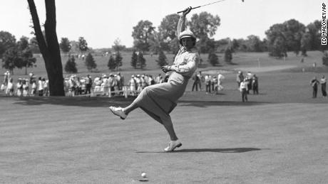 Zaharias thúc bóng vào lỗ trên green thứ 18 của CLB Tam O & Shanter Country ở Chicago trong Giải Golf Toàn Mỹ dành cho Nữ năm 1950.