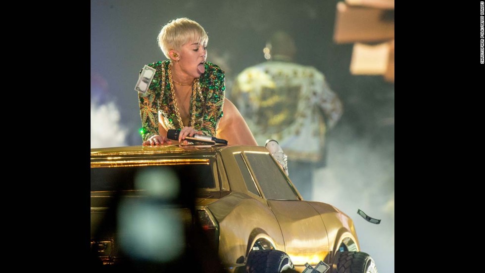 Miley Cyrus Twerks It Out At Mtv Vmas Cnn 