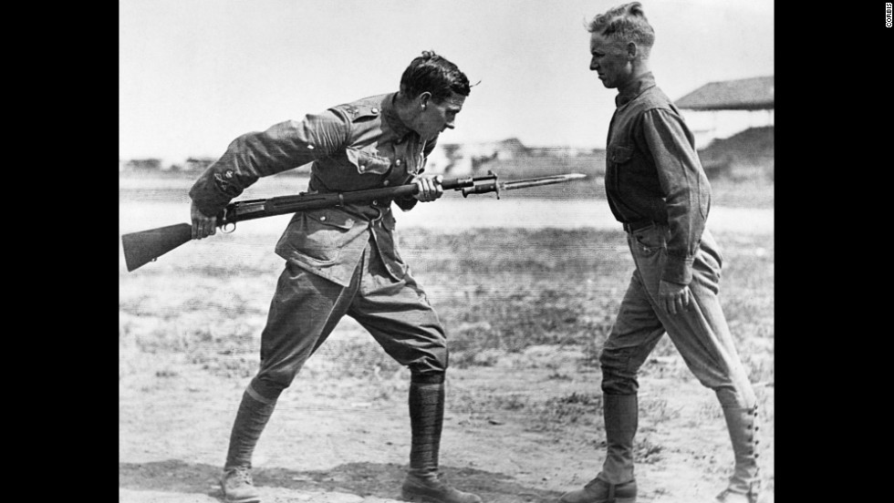 A British sergeant major instructs American soldiers in bayonet fighting at Texas&#39; Camp Dick.