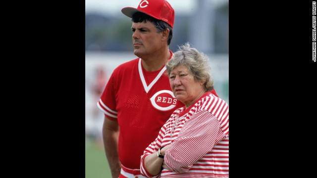   The late owner of the Cincinnatti Reds, Marge Schott, with the former director Lou Piniella in the spring, in 1990. 