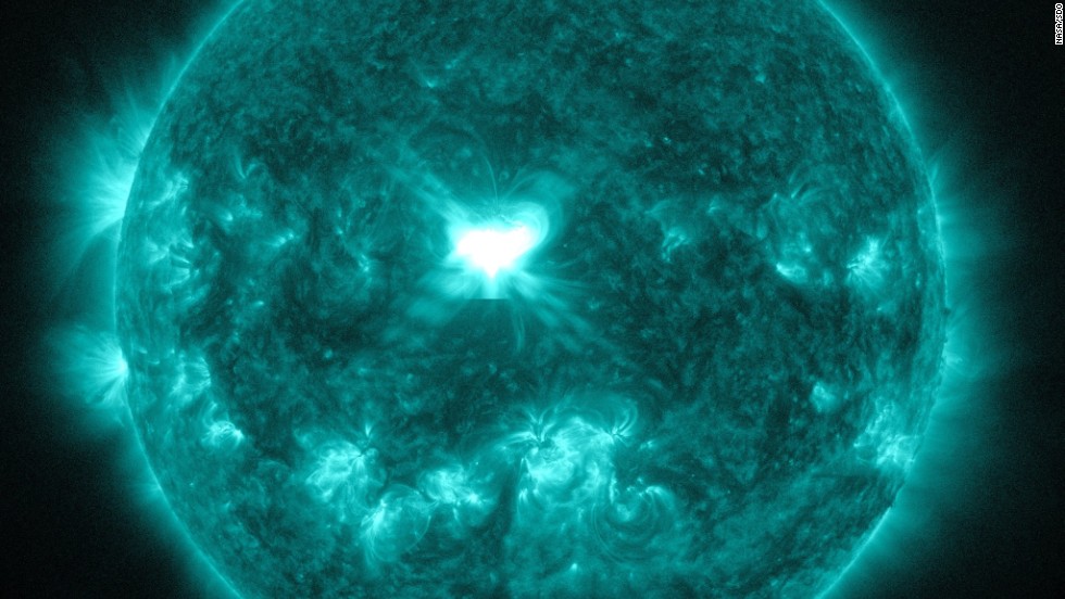 big-solar-storm-hitting-earth-cnn