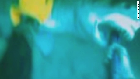 pkg australia teenager films shark attack_00003821.jpg