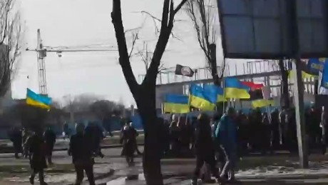 nr pleitgen vo bomb explodes during pro ukrainian rally_00001123.jpg