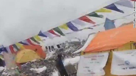 avalanche everest caught on camera earthquake nepal _00001524.jpg