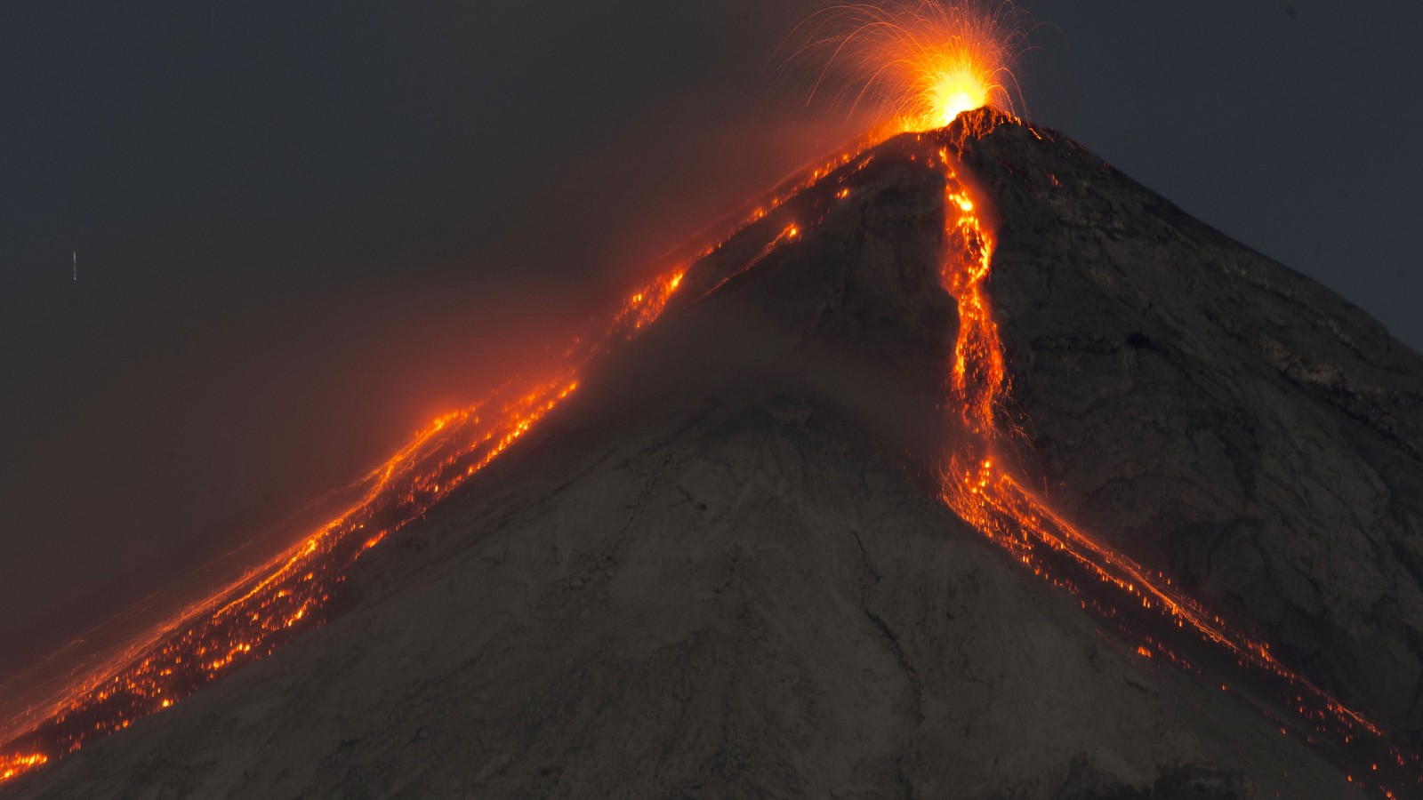 Striking Images Of Eruptions At Guatemalas Volcano Of Fire