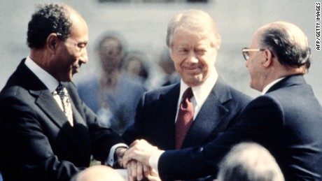 US President Jimmy Carter (C) congratulates Egyptian President Anwar al-Sadat (L) and Israeli Premier Menachem Begin (R) in three-way handshake on March 26, 1979 on the north lawn of the White House after signing the historic US-sponsored peace treaty between Israel and Egypt. (Photo credit should read -/AFP/Getty Images)
