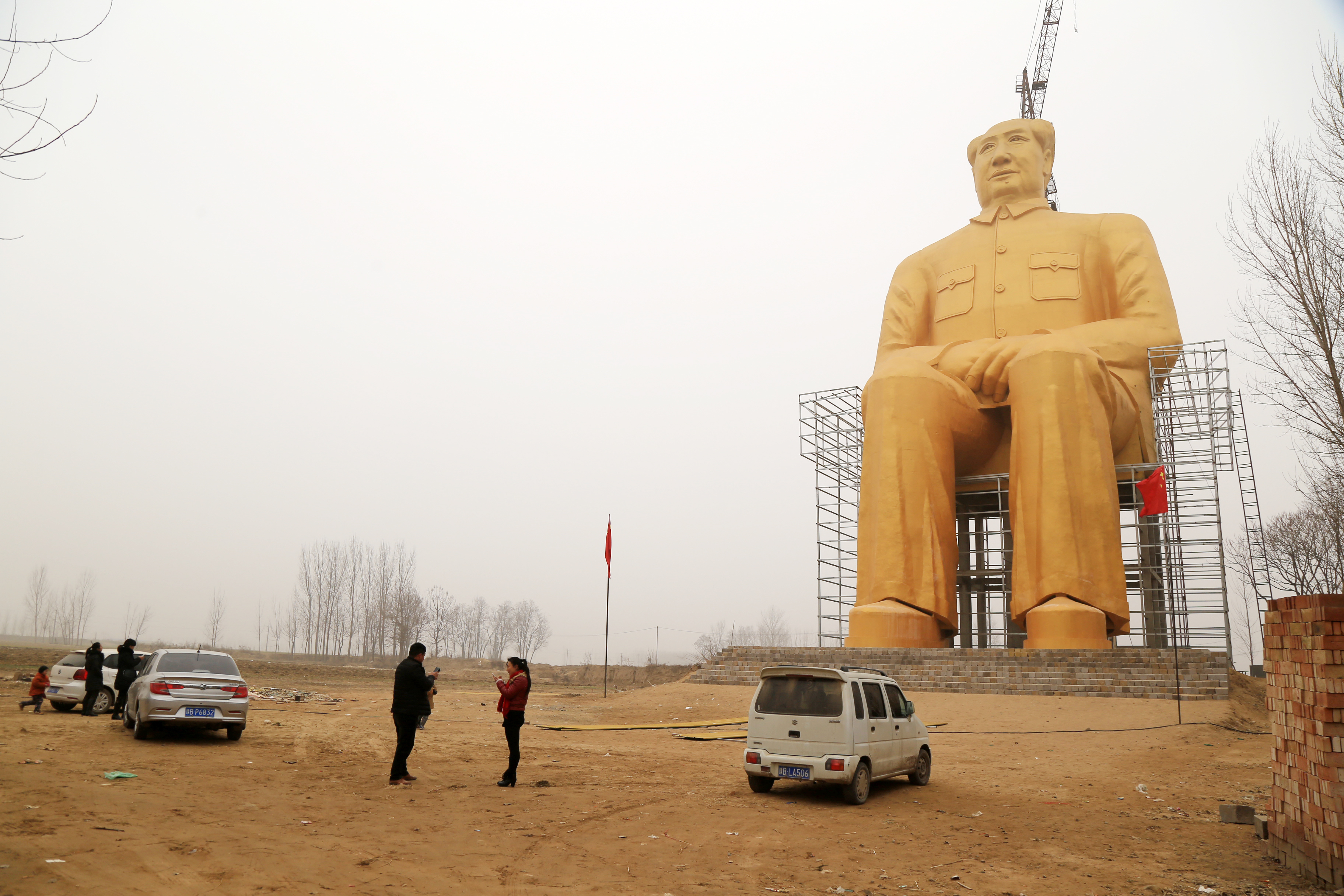 China Giant Gold Mao Statue Erected In Henan Cnn Travel