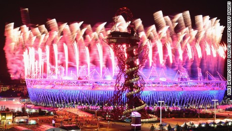 Fogos de artifício sobre o Estádio Olímpico durante a cerimônia de abertura no Parque Olímpico de Londres em 2012.