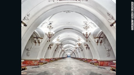 Die reich verzierte Schönheit der palastartigen U-Bahn-Stationen in Moskau