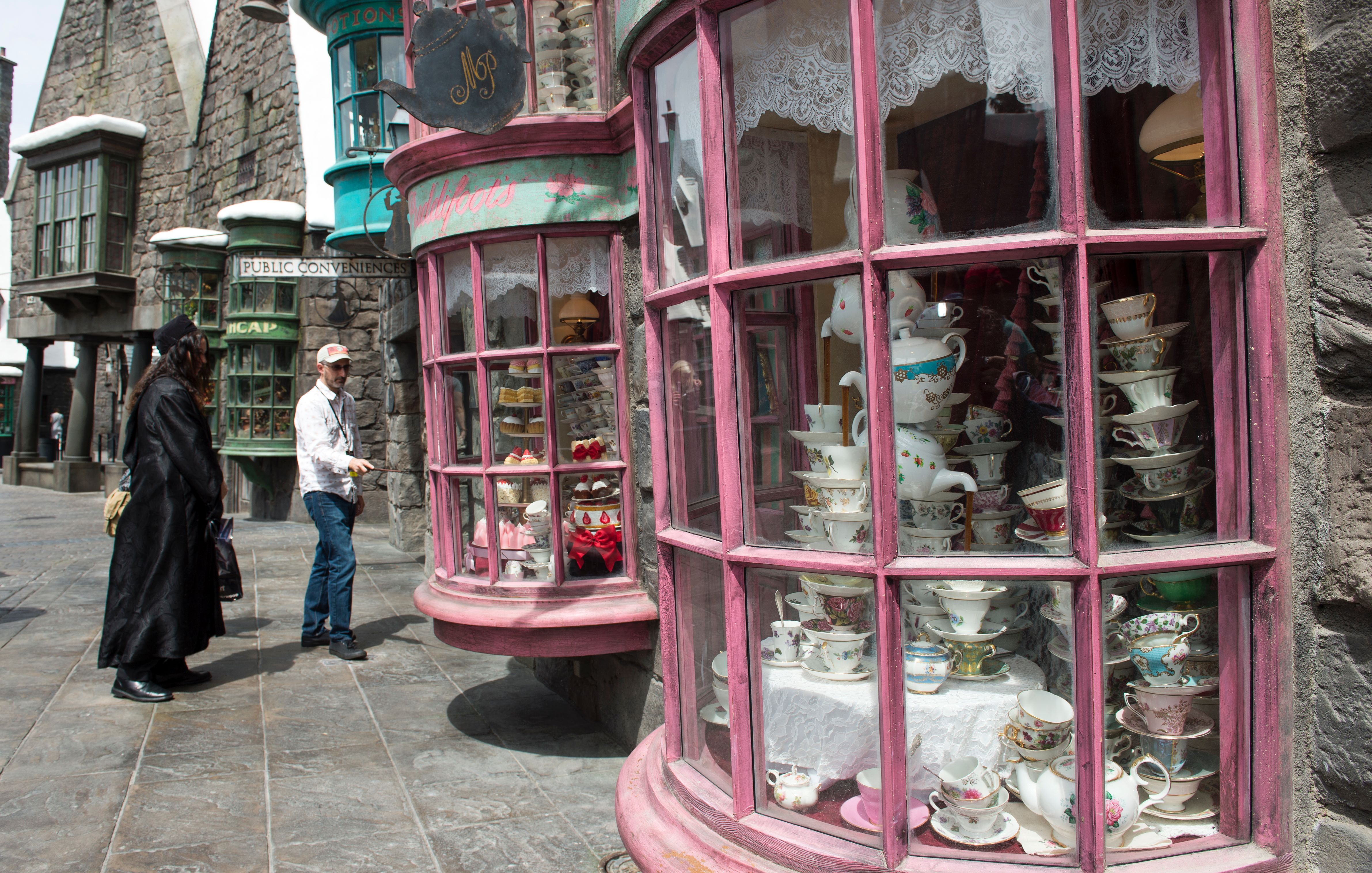 relajarse Desafío áspero Wizarding World of Harry Potter' opens in Los Angeles | CNN Travel