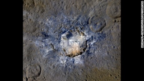 Un vaisseau spatial trouve des cratères brillants sur Cérès