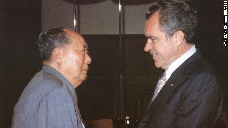 Der Vorsitzende des chinesischen kommunistischen Führers, Mao Zedong, begrüßt den US-Präsidenten Richard Nixon in seinem Haus in Peking während der historischen Reise von Nixon nach China im Jahr 1972.