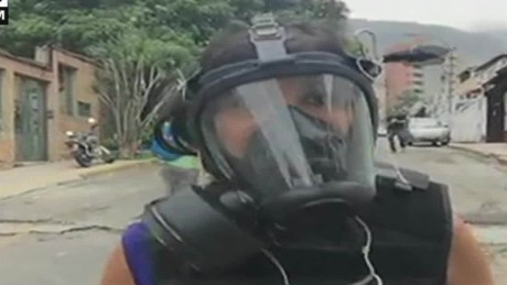 cnnee brk venezuela osmary hernandez mascara marchas protestas venezuela_00025306