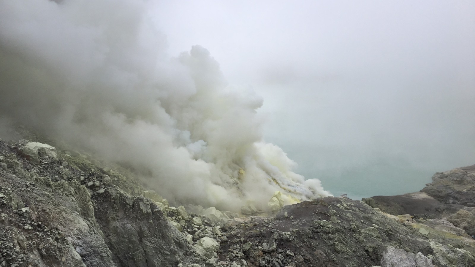 Mining Sulfur In Indonesias Mount Ijen Volcano Cnn 