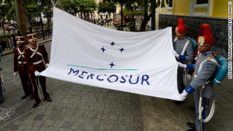 The Mercosur flag is raised in front of the Venezuelan Foreign Office building, in Caracas on August 5, 2016.
The act ocurred after a meeting in Montevideo in which the founder members couldn't agree on the leadership transfer. Argentina, Brasil and Paraguay are against Venezuela's leadership of the economic block.
 / AFP / FEDERICO PARRA        (Photo credit should read FEDERICO PARRA/AFP/Getty Images)